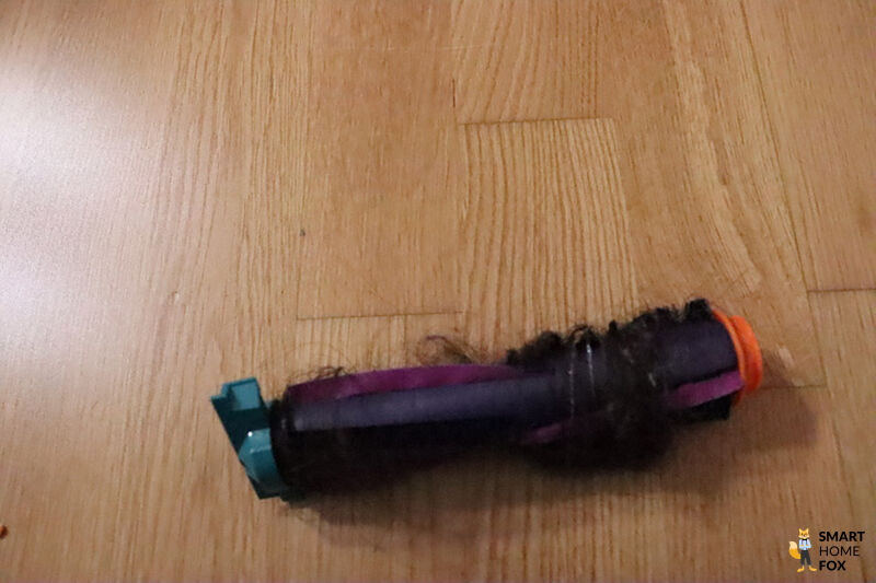 Viele Haare haben sich um die hauptbürste des Shark NeverTouch Saug-Wisch-Roboters gewickelt